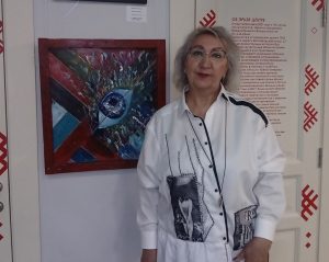 Натали Рамазанова на фоне своей работы. Фото: Софья Нибабина, «Вечерняя Москва»