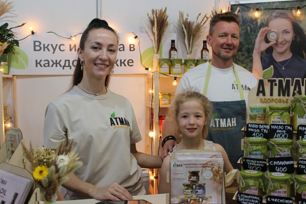 3 июня. Игорь и Дарья Шкляр с дочкой Алек- сандрой представляют на выставке свою продукцию, среди которой сбитень, мед и масла. Фото: Андрей Объедков, «Вечерняя Москва»