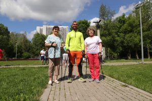 4 июня. Легкоатлет Станислав Логинов вместе председателем Совета ветеранов Чертанова Центрального Зинаидой Тарзановой и зампредом первичной организации ветеранов района Зинаидой Кораблевой (слева) в сквере «Родная Гавань». Фото: Анатолий Цымбалюк, «Вечерняя Москва»