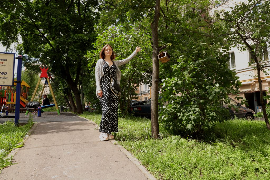 21 июня. Москвичка Анастасия Петрова довольна, что к жалобам жителей дома прислушались и быстро срезали опасную ветку. Фото: Анатолий Цымбалюк, «Вечерняя Москва»