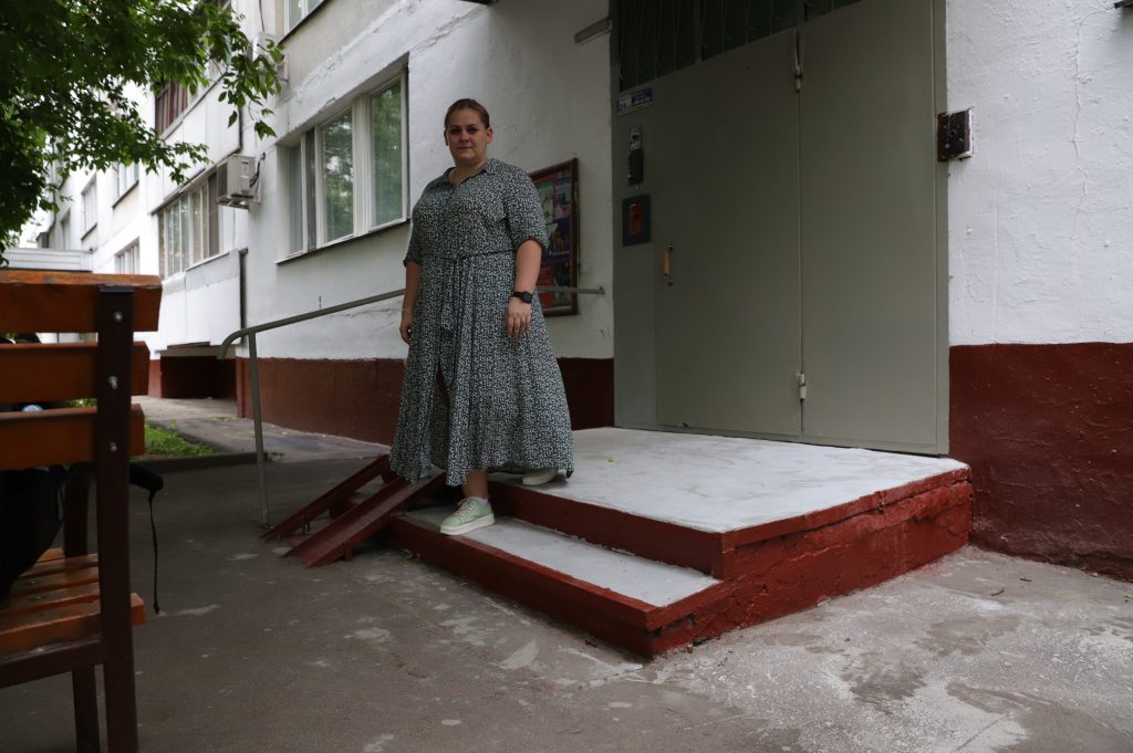 5 июня. Анастасия Родионова довольна, что лестница отремонтирована и покрашена. Фото: Анатолий Цымбалюк, «Вечерняя Москва»