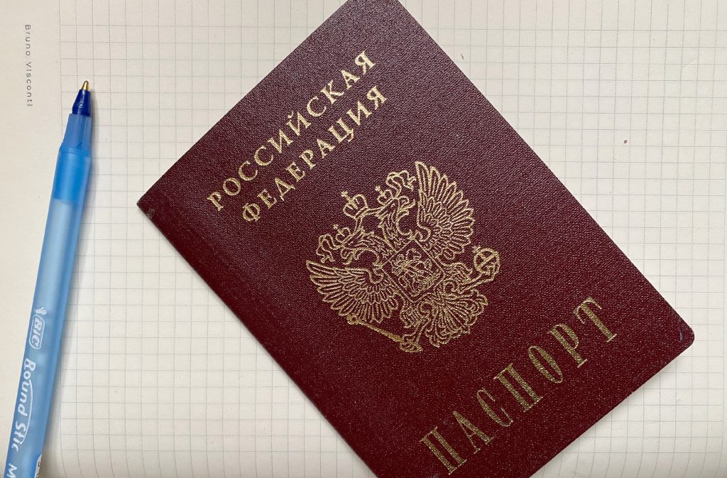 После вручения паспорта участник получает издание Конституции Российской Федерации, тематические сувениры и буклет с важной информацией о функциях полученного документа. Фото: Анна Быкова, «Вечерняя Москва»