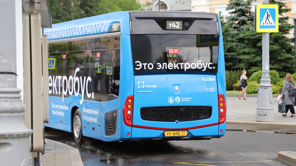 Электробусы работают в любую погоду благодаря быстрой зарядке, которая остается исправной и в жару, и в холод. Фото: Андрей Прошин, «Вечерняя Москва»