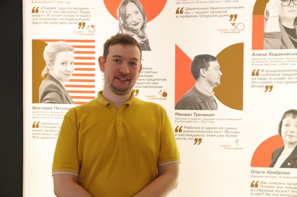 14 июня. Научный сотрудник Михаил Тренихин выбрал для выставки агитфарфор. Фото: Анатолий Цымбалюк, «Вечерняя Москва»