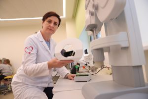 6 июня. Медсестра офтальмологического кабинета Наталья Севрина возле визотроника для коррекции глаз. Фото: Анатолий Цымбалюк, «Вечерняя Москва»