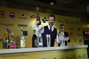 22 июля. Бармен Сергей Прокопец из Севастополя готовит на чемпионате свой авторский напиток. Фото: Анатолий Цымбалюк, «Вечерняя Москва»