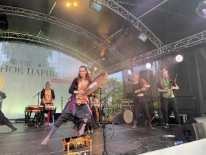 14 июля. Елена Егоршина играет на бубне песню Bad Apple, переложеннуюгруппой Taiko Drums Oo-Nami на барабаны тайко, волынки и бубен. Фото: Таисия Клочкова, «Вечерняя Москва»