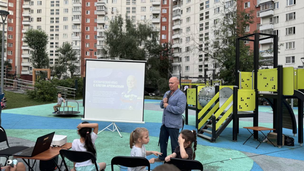 Космонавт Олег Артемьев посетил «КиноКосмосПоказ» в районе Бирюлево Восточное