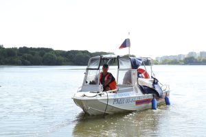 27 июня. Моторная лодка спасателей ПСС «Борисовская» готова прибыть на помощь в считаные секунды. Фото: Анатолий Цымбалюк, «Вечерняя Москва»