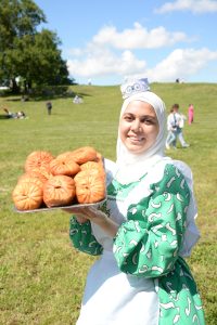 Халима Халикова показывает татарский пирожок с мясом — жареный перемяч. Фото: Пелагия Замятина «Вечерняя Москва»