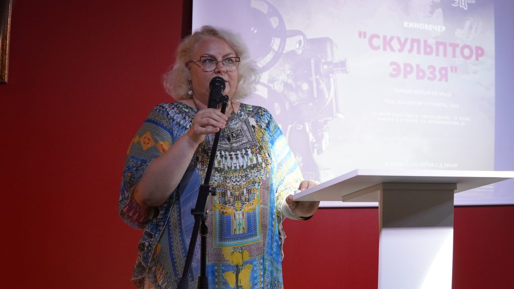 В начале мероприятия для посетителей арт-пространства провели экскурсию по экспозициям «Эрьзя-Центра». Фото: пресс-служба Международного фонда искусств имени Степана Эрьзи