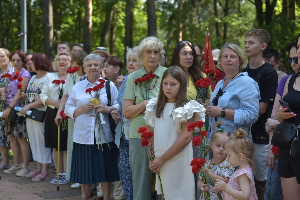 27 июля. Траурная акция, посвященная памяти погибших детей Донбасса, прошла в парке «Сосенки» в Царицыне возле мемориального камня. Присоединилась к мероприятию и юная москвичка Валерия Селезнева. Фото: Наталья Феоктистова, «Вечерняя Москва»