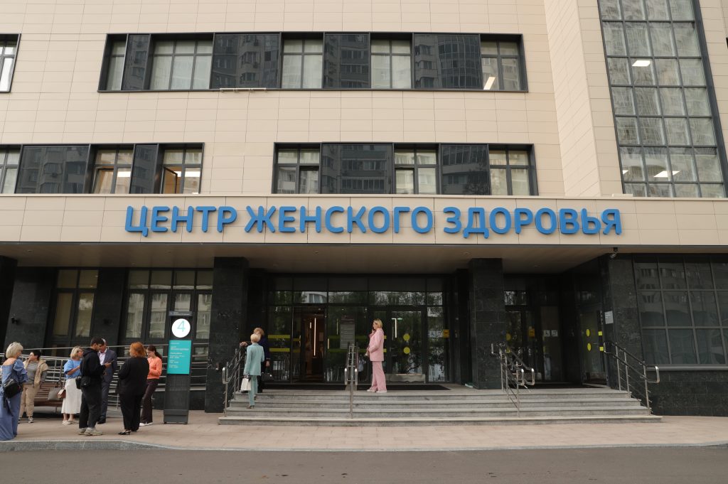 30 июля. Участники экскурсии из Южного округа перед Центром Женского здоровья на базе больницы № 31. Фото: Анатолий Цымбалюк, «Вечерняя Москва»