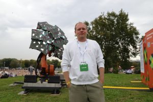 17 августа. Основатель компании Robohall Кирилл Параваев возле «Солнечного цветка». Фото: Анатолий Цымбалюк, «Вечерняя Москва»