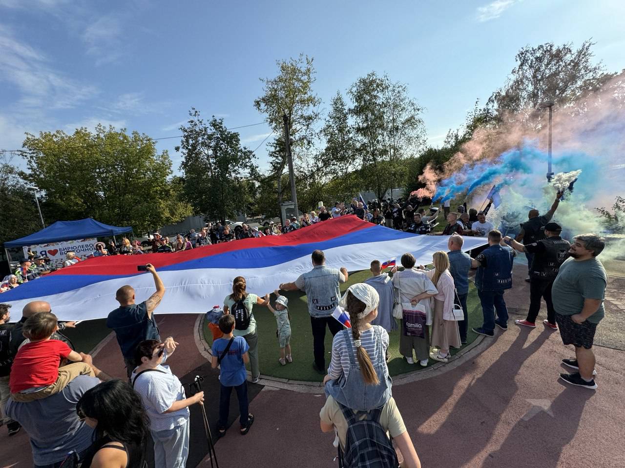 В ЮАО байкеры устроили «МотоКосмоПробег» ко Дню российского флага