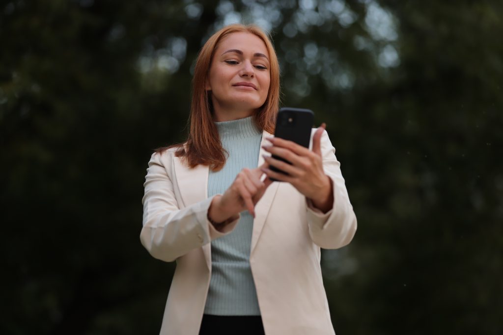 Мария Ушакова всегда проверяет репутацию продавцов. Фото: Анатолий Цымбалюк, «Вечерняя Москва»