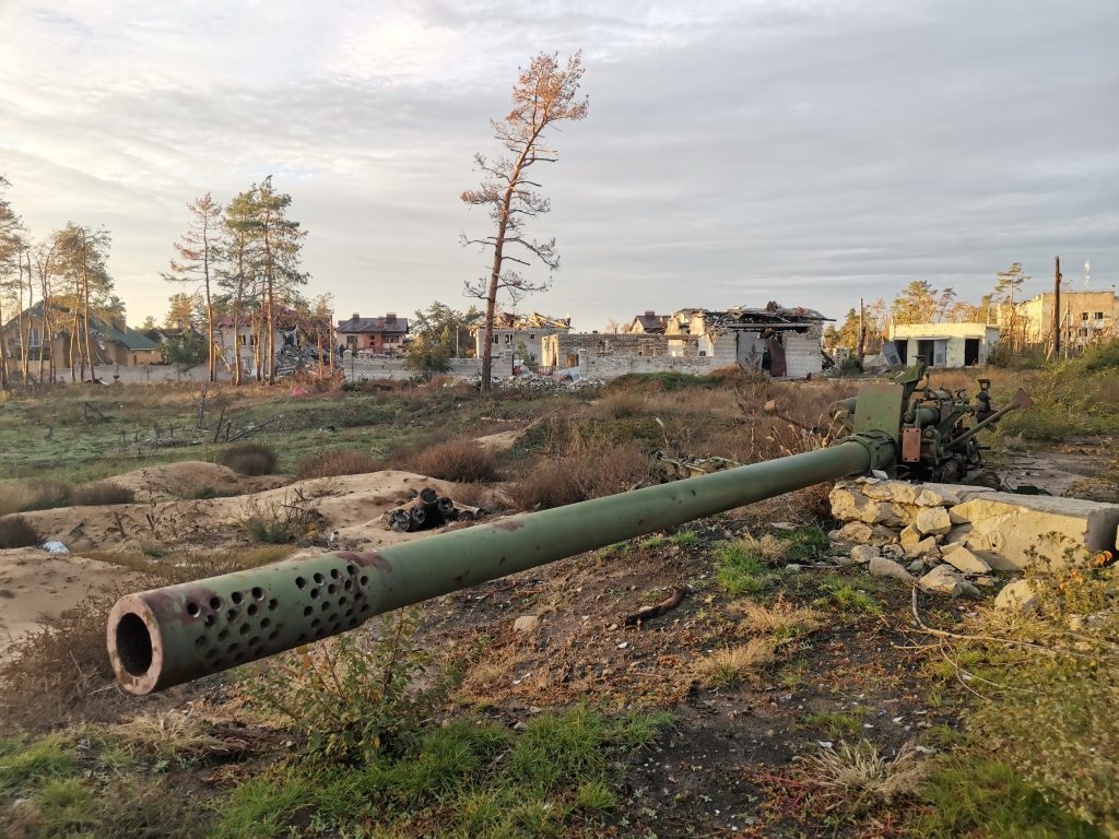 Уничтоженная нашими бойцами противотанковая пушка Т-12 «Рапира» ВСУ в Лисичанске. 2022 год. Фото: личный архив