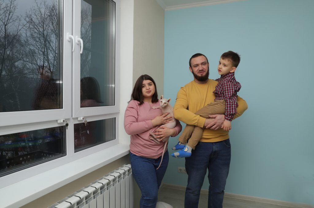 15 июня. Участник программыреновации Илья Гришин с супругой Анастасией, сыном Семеном и котом Изюмом в своей новой просторной квартире. Фото: Анатолий Цымбалюк, «Вечерняя Москва» 