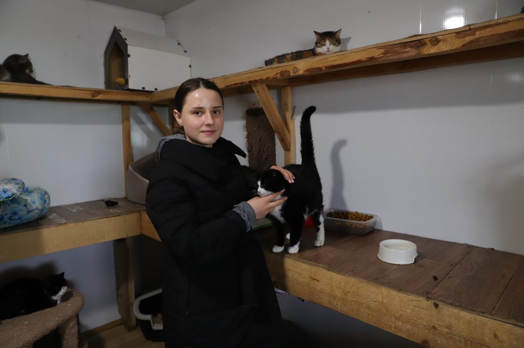 17 июля. Волонтер Анна Ермакова с кошкой Дороти в приюте «Бирюлево». Фото: Анатолий Цымбалюк