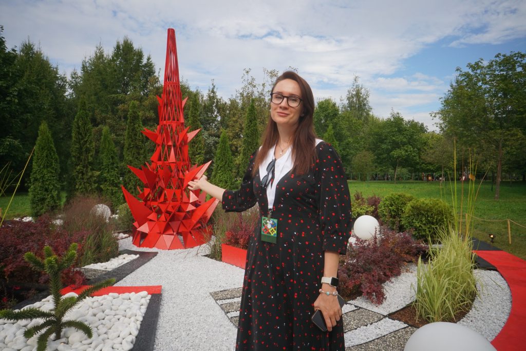25 августа. Одна из авторов композиции «Аэлита. Сад будущего» Екатерина Аринина. Фото: Анатолий Цымбалюк, «Вечерняя Москва»