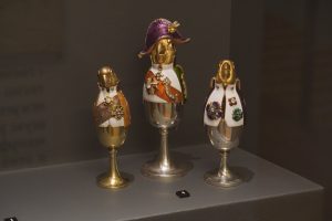Серия рюмок «Попугаи», созданная Евгенией Добровольной (Кривошеевой). Фото: Анатолий Цымбалюк, «Вечерняя Москва»