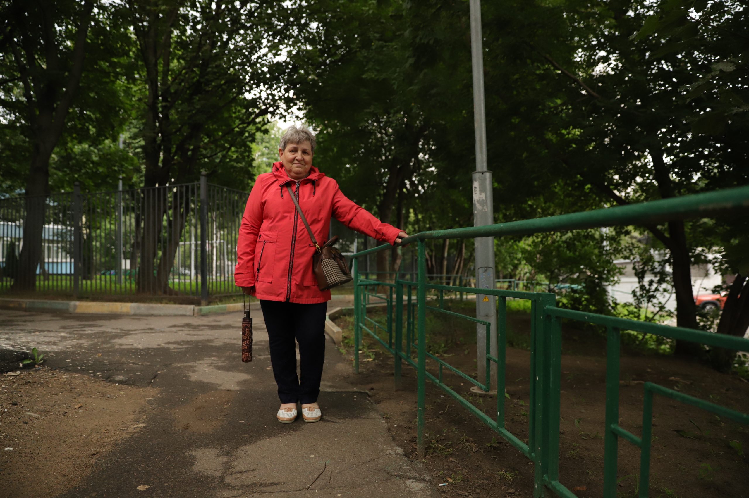 Ограда снова стоит ровно