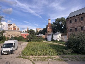 И если Данилов монастырь больше напоминает парк, а Новодевичий — лужайку, то Симонов — дачу. Фото: Никита Тархов, «Вечерняя Москва»