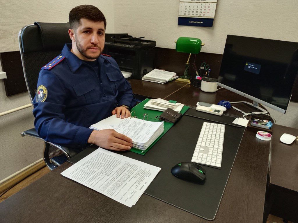 22 июля. Старший следователь Солтан Цогоев в своем рабочем кабинете в отделе СУ по Южному округу ГСУ СК России по городу Москве. На его столе — толстая папка с очередным делом, в котором требуется разобраться. Фото: Наталья Науменко, «Вечерняя Москва»