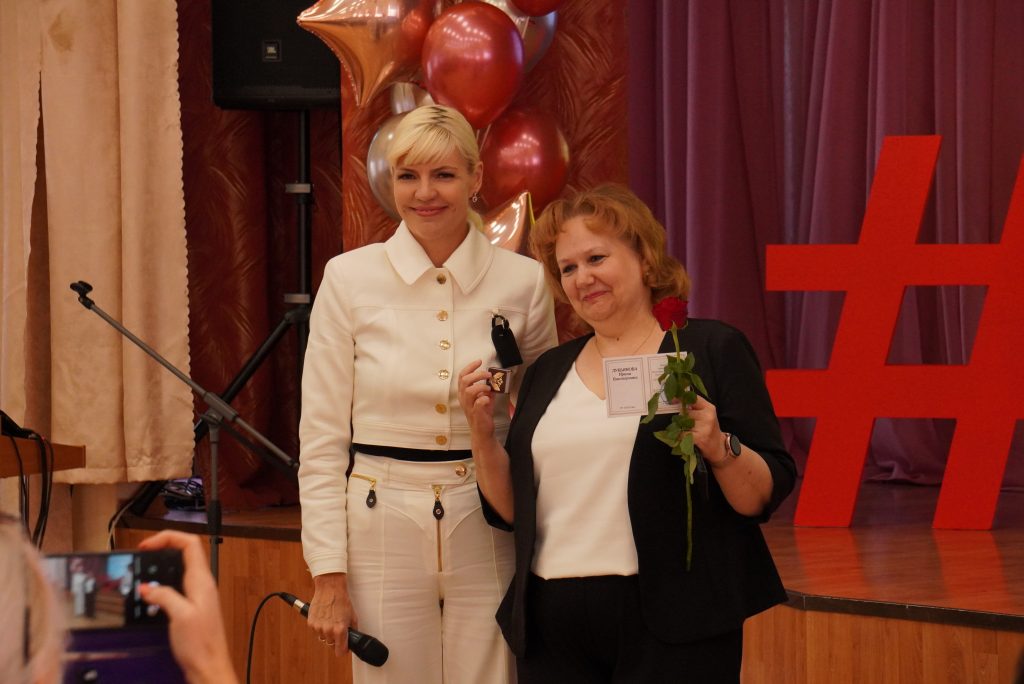 28 августа. Директор школы Светлана Коростелева (слева) награждает педагога Ирину Лукьянову. Фото: Анатолий Цымбалюк, «Вечерняя Москва»