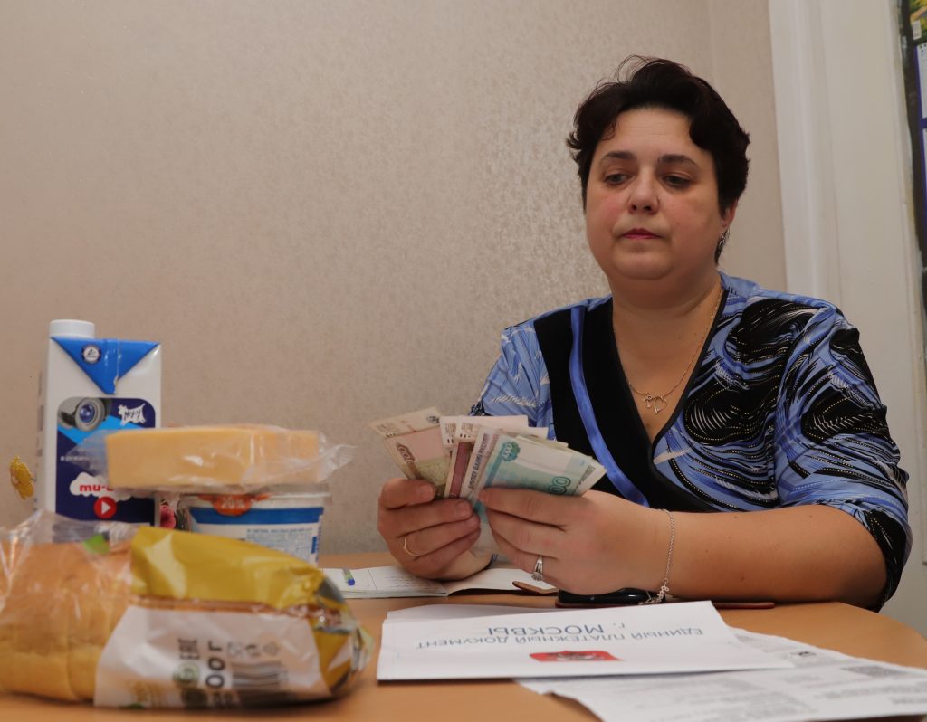 25 августа. Вера Белякова не доверяет свои деньги тем, кто предлагает скорую и внушительную прибыль. Фото: Анатолий Цымбалюк, «Вечерняя Москва»
