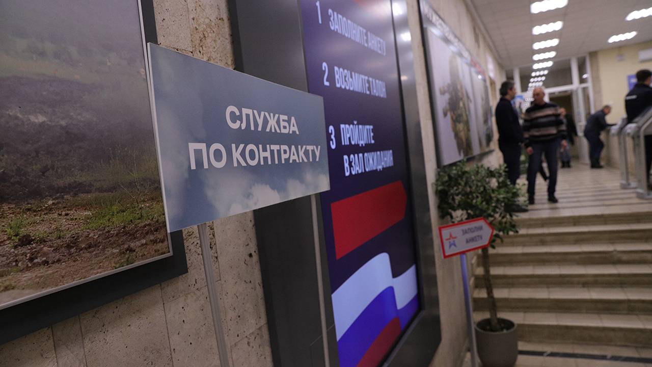 Музыкант Сергей Войтенко встретился с контрактниками в Едином пункте отбора на военную службу в Москве