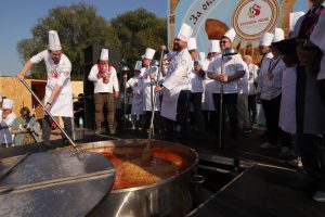 31 августа. Шеф-повар Василий Величко (в центре) помешивает рекордную «суворовскую» кашу. Фото: Анатолий Цымбалюк, «Вечерняя Москва»