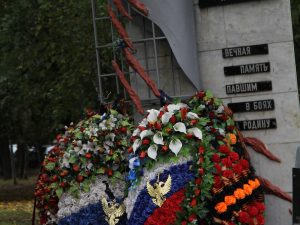Мемориал «Учебный аэродром в Чертанове», возле которого возложили цветы в память о погибшем экипаже. Фото: Ульяна Зуева, «Вечерняя Москва»