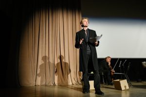 3 октября. Актер Антон Харунжий исполнил в спектакле «Наш Пушкин» все мужские роли. Фото: Дмитрий Дубинский, «Вечерняя Москва»