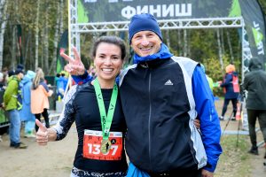 6 октября. Участница забега на пять километров Елена Селиванова с мужем и тренером Александром Селивановым. Фото: Дмитрий Дубинский, «Вечерняя Москва»