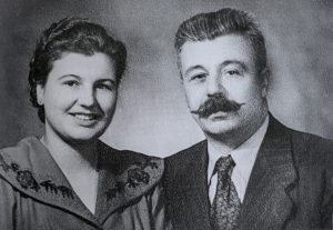 Советский разведчик, ветеран Первой и Второй мировых войн, полковник Леонид Линицкий вместе со своей дочерью Галиной Линицкой. Харбин, Китай, январь 1953 года. Фото: из личного архива