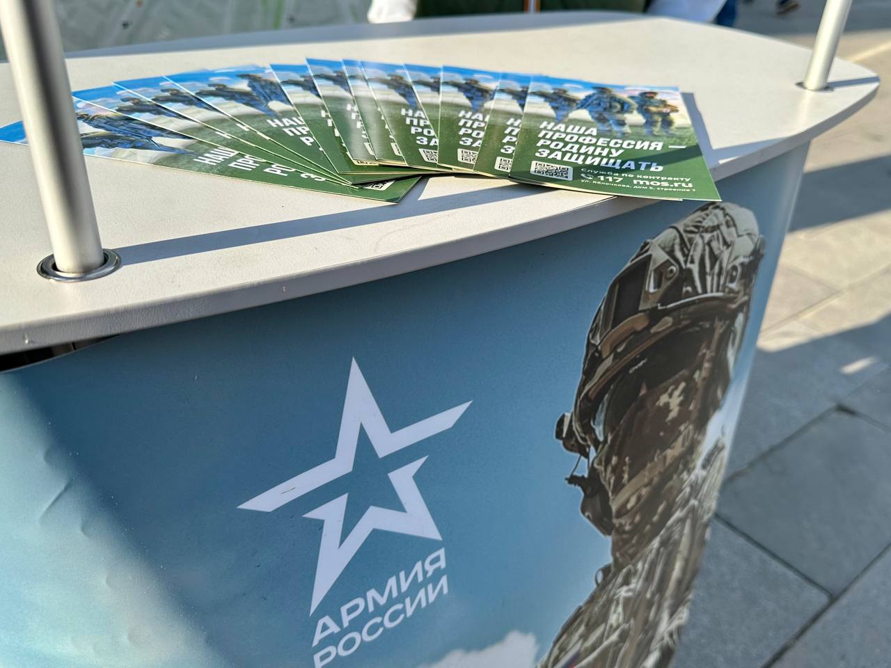 Певица Ольга Кормухина посетила Единый пункт отбора на военную службу в Москве