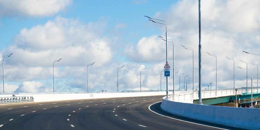 На данный момент специалисты приступили к покраске дорожных элементов и укладке асфальтобетонного покрытия. Фото: пресс-служба Мэра и Правительства Москвы