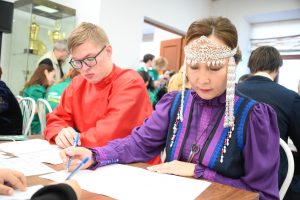 1 ноября. Лия Рабинович в национальном якутском костюме и Алексей Некрасов в усть-цилемском костюме. Фото: Пелагия Замятина, «Вечерняя Москва»
