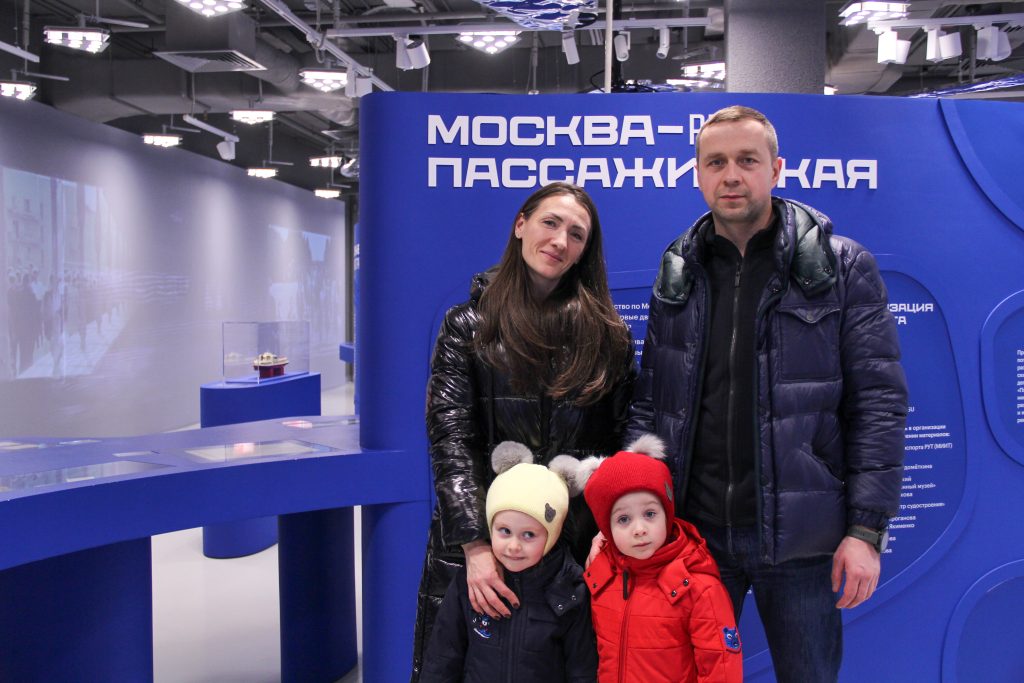 17 ноября. Галина и Дмитрий Мощенко с дочерьми Юлией (слева) и Марией после прогулки на электросудне. Фото: Ульяна Зуева, «Вечерняя Москва»