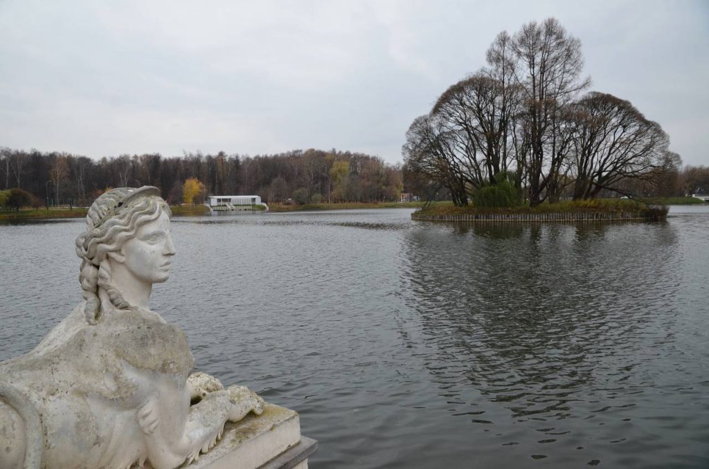 На территории музея-заповедника сотрудникам ГУП «Мосводосток» предстоит обновить 55 знаков. Фото: Анна Быкова, «Вечерняя Москва»