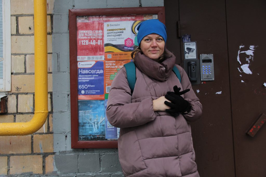 24 ноября. Анна Иванова довольна тем, что инфостенд привели в порядок. Фото: Ульяна Зуева, «Вечерняя Москва»