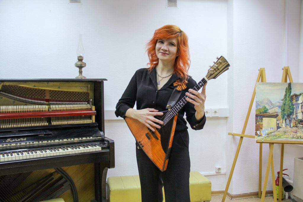 15 ноября. Лауреат всероссийских конкурсов балалаечница-виртуоз Елена Ворфоломеева выступила на концерте «Фронтовики, наденьте ордена!». Фото: Ульяна Зуева, «Вечерняя Москва»
