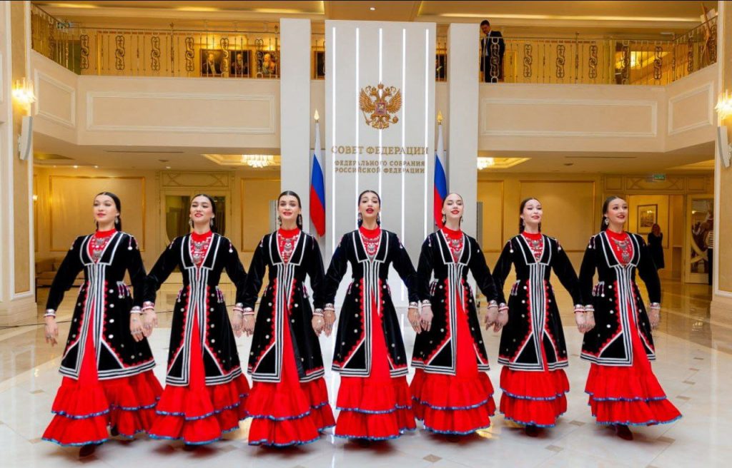 В рамках экспозиции в стенах Совета Федерации представили реконструкции женских народных костюмов. Фото: официальный сайт РГУ имени Алексея Косыгина