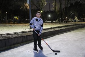 29 ноября. Артем Бигун решил поиграть на катке в хоккей. Фото: Ульяна Зуева, «Вечерняя Москва»