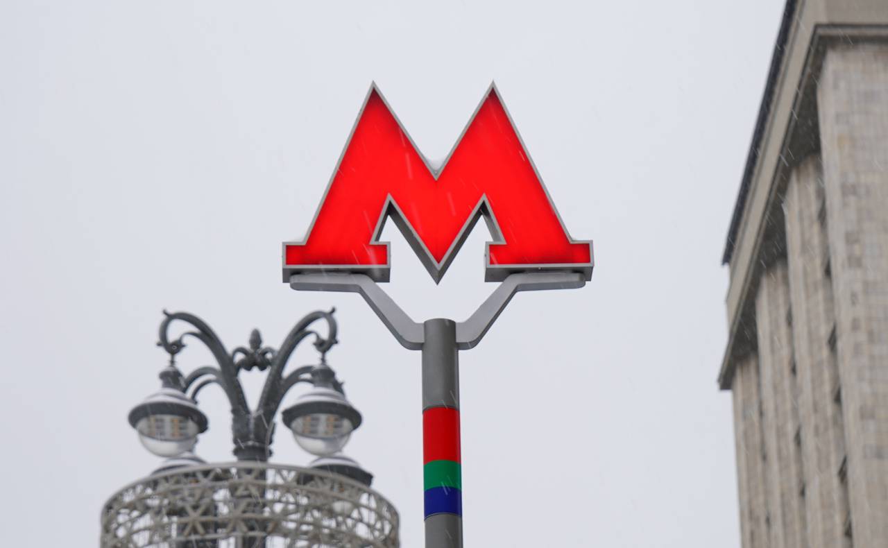 Жителям Москвы на станции метро «Тульская» представили тематическое оформление онлайн-двери