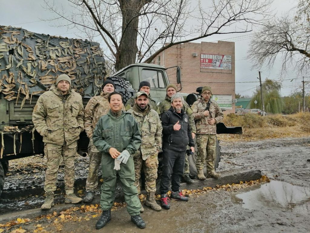 6 ноября. Член Общества российско-вьетнамской дружбы Дык Хай Фам (в центре) с товарищами доставляет гуманитарный груз в Старобельск. Фото: из личного архива