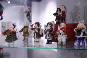 7 декабря. Елочная игрушка в стиле ретро, расписанная Ольгой Гилевой. Фото: Ульяна Зуева, «Вечерняя Москва»