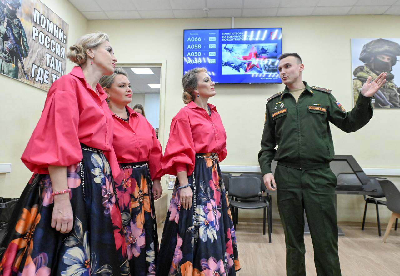 Участницы группы «Девчата» встретились с контрактниками в Едином пункте отбора на военную службу в Москве