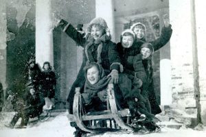 Дети катаются на санках на склоне у павильона «Нерастанкино». Фото: сайт МЗ «Царицыно»
